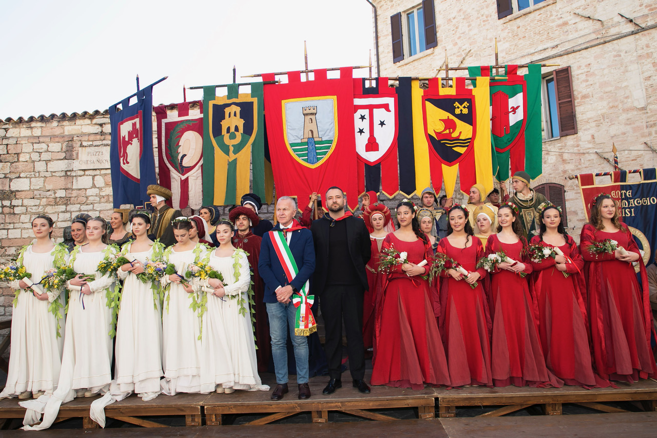 Calendimaggio di Assisi, svelate le Madonne Primavera: al via la Festa (foto+video) 41 Calendimaggio di Assisi, svelate le Madonne Primavera: al via la Festa (foto+video) 40