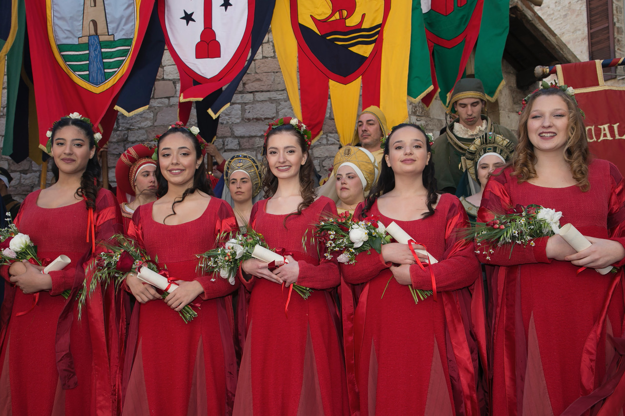 Calendimaggio di Assisi, svelate le Madonne Primavera: al via la Festa (foto+video) 43 Calendimaggio di Assisi, svelate le Madonne Primavera: al via la Festa (foto+video) 42