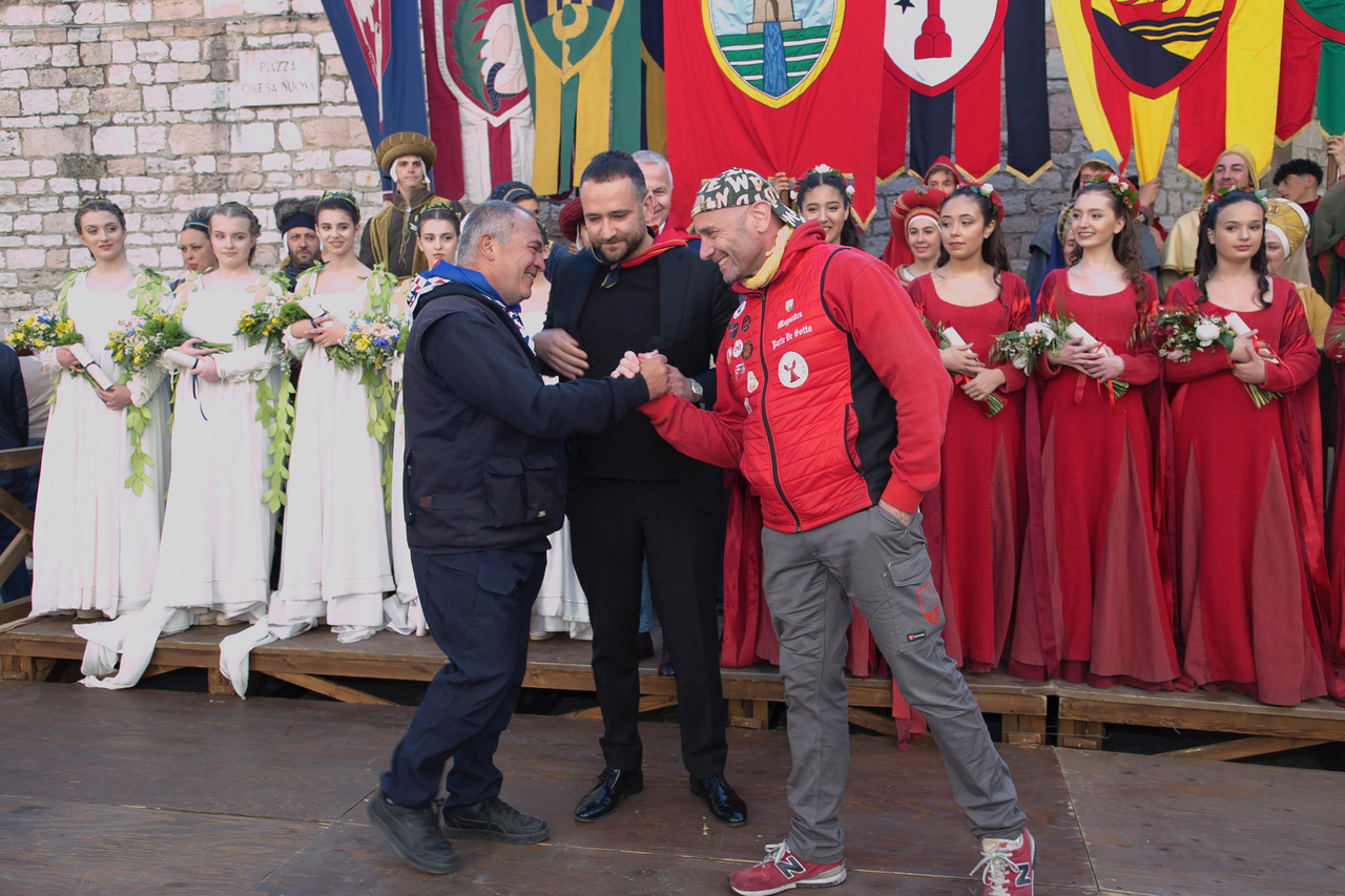 Calendimaggio di Assisi, svelate le Madonne Primavera: al via la Festa (foto+video) 47 Calendimaggio di Assisi, svelate le Madonne Primavera: al via la Festa (foto+video) 46