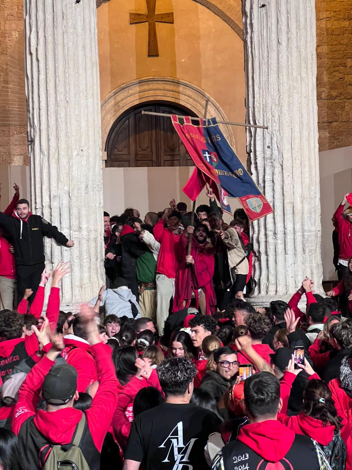 Calendimaggio di Assisi, tripudio rosso: il Palio resta alla Magnifica Parte de Sotto (foto) 30 Calendimaggio di Assisi, tripudio rosso: il Palio resta alla Magnifica Parte de Sotto (foto) 29