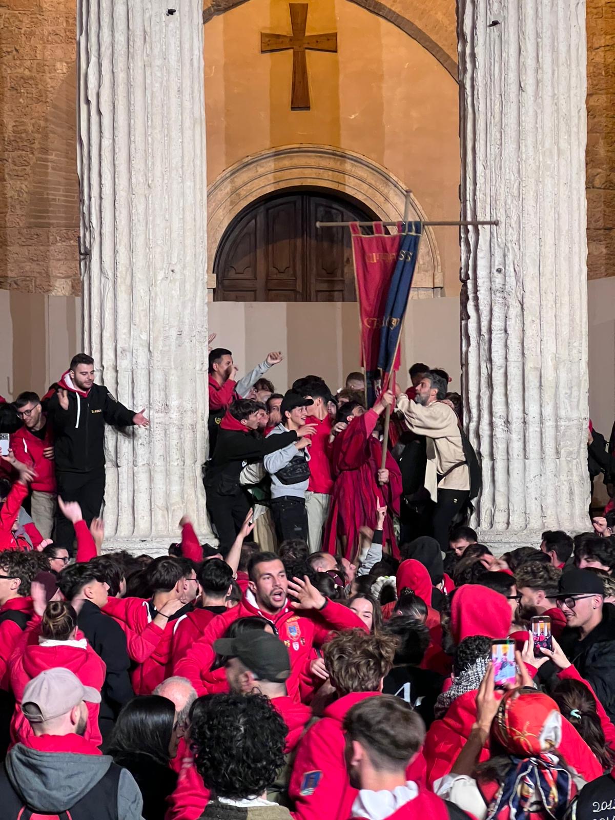 Calendimaggio di Assisi, tripudio rosso: il Palio resta alla Magnifica Parte de Sotto (foto) 20 Calendimaggio di Assisi, tripudio rosso: il Palio resta alla Magnifica Parte de Sotto (foto) 19