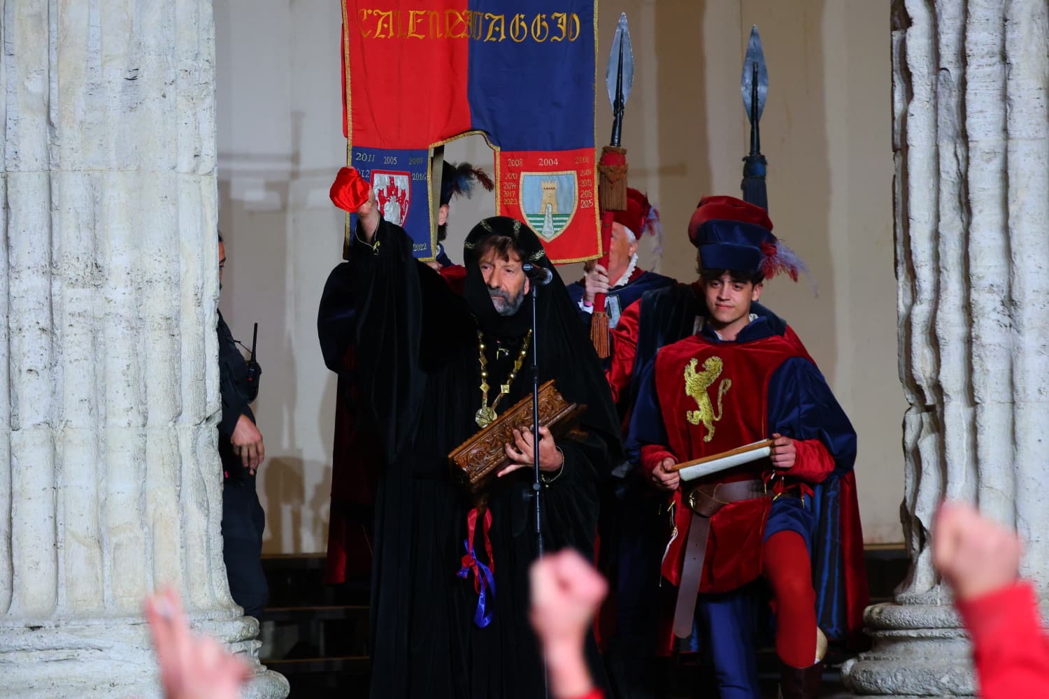 Calendimaggio di Assisi, tripudio rosso: il Palio resta alla Magnifica Parte de Sotto (foto) 22 Calendimaggio di Assisi, tripudio rosso: il Palio resta alla Magnifica Parte de Sotto (foto) 21