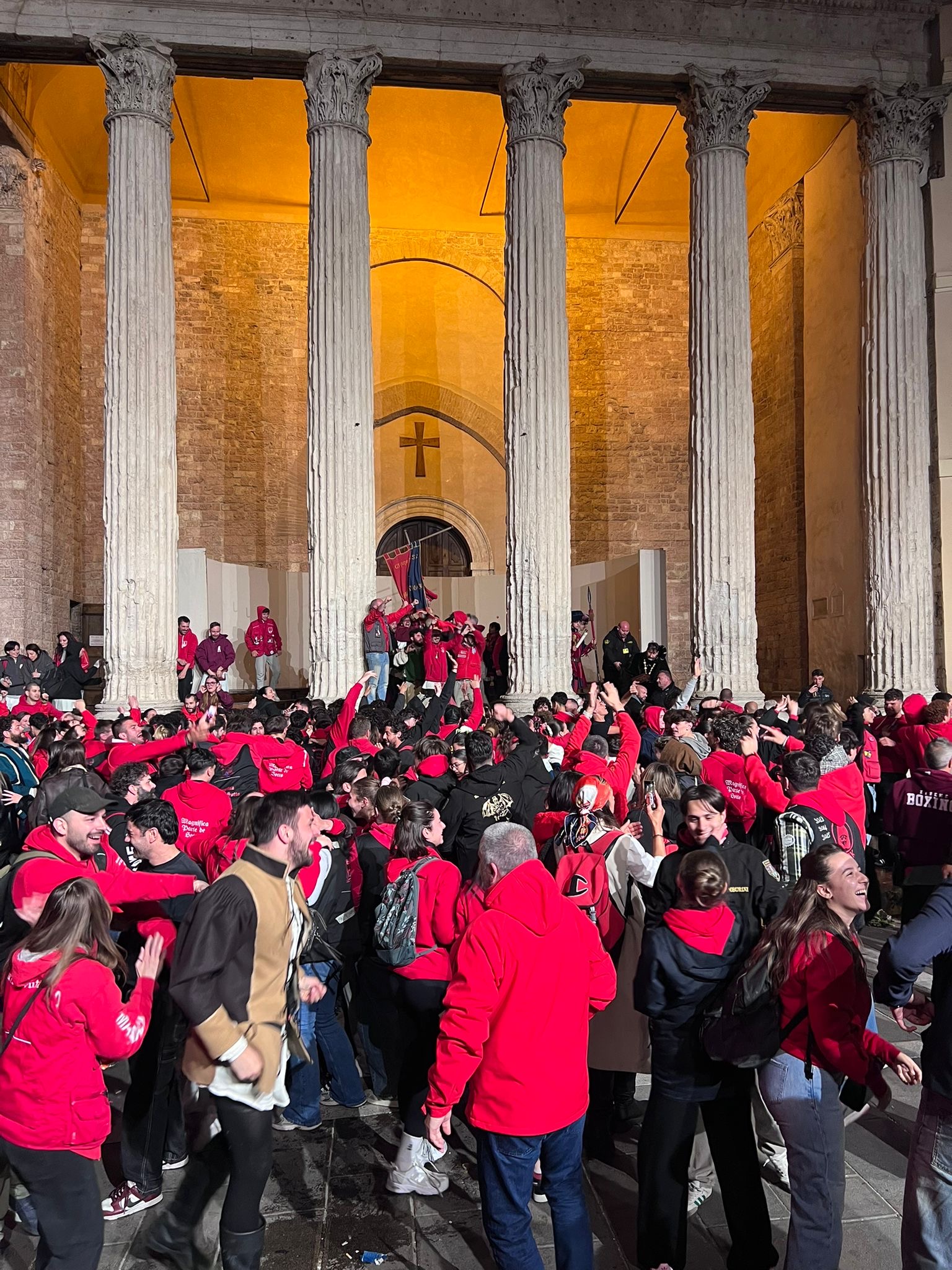 Calendimaggio di Assisi, tripudio rosso: il Palio resta alla Magnifica Parte de Sotto (foto) 40 Calendimaggio di Assisi, tripudio rosso: il Palio resta alla Magnifica Parte de Sotto (foto) 39