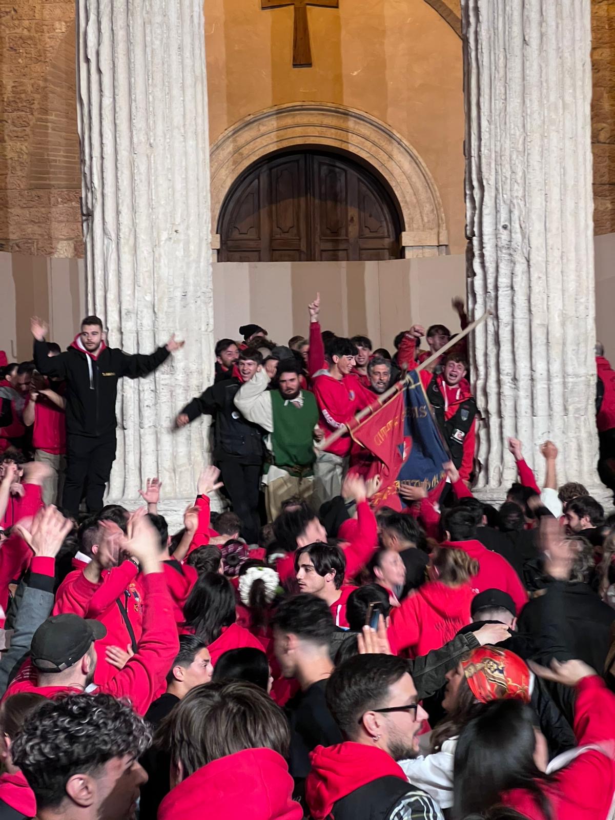 Calendimaggio di Assisi, tripudio rosso: il Palio resta alla Magnifica Parte de Sotto (foto) 42 Calendimaggio di Assisi, tripudio rosso: il Palio resta alla Magnifica Parte de Sotto (foto) 41