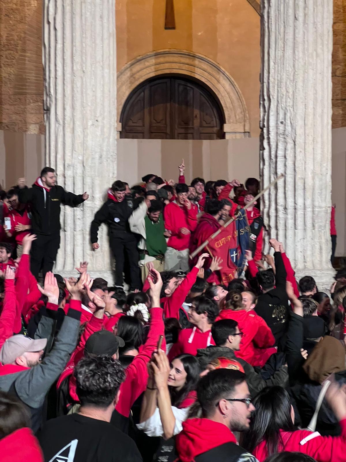 Calendimaggio di Assisi, tripudio rosso: il Palio resta alla Magnifica Parte de Sotto (foto) 24 Calendimaggio di Assisi, tripudio rosso: il Palio resta alla Magnifica Parte de Sotto (foto) 23