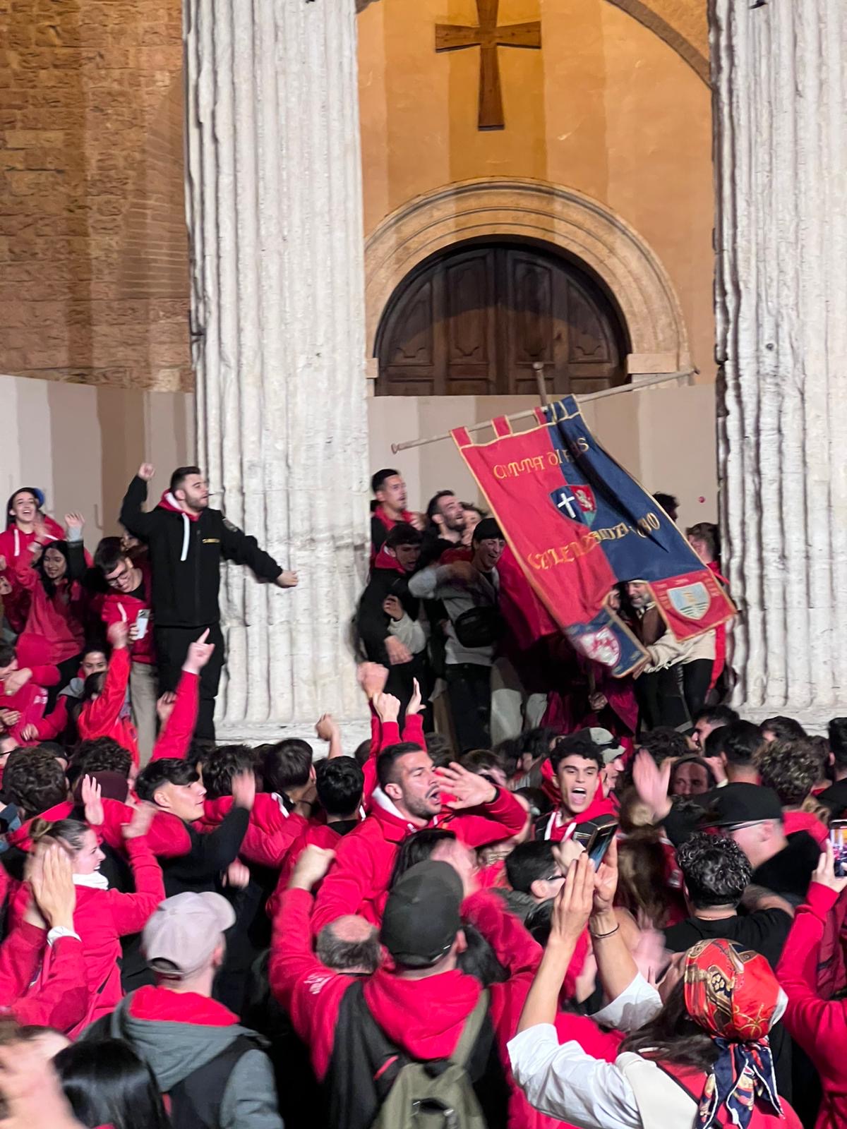 Calendimaggio di Assisi, tripudio rosso: il Palio resta alla Magnifica Parte de Sotto (foto) 46 Calendimaggio di Assisi, tripudio rosso: il Palio resta alla Magnifica Parte de Sotto (foto) 45