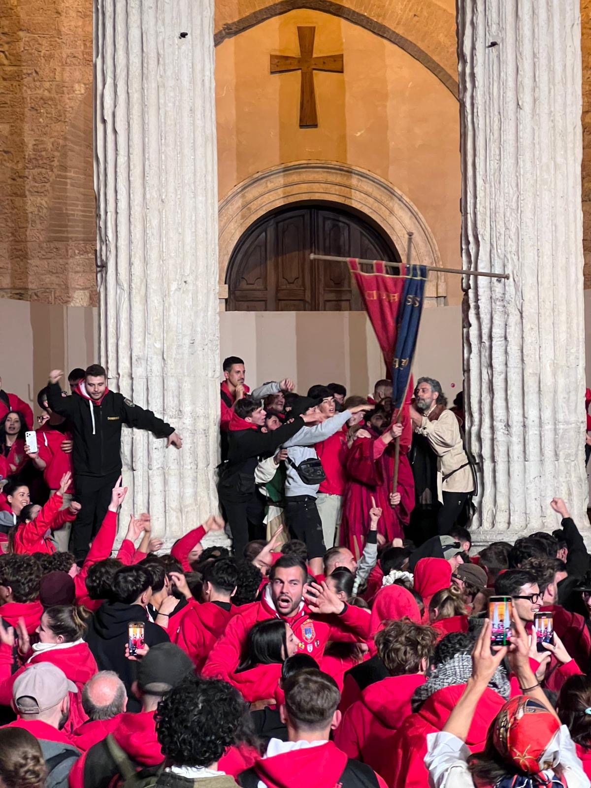 Calendimaggio di Assisi, tripudio rosso: il Palio resta alla Magnifica Parte de Sotto (foto) 48 Calendimaggio di Assisi, tripudio rosso: il Palio resta alla Magnifica Parte de Sotto (foto) 47