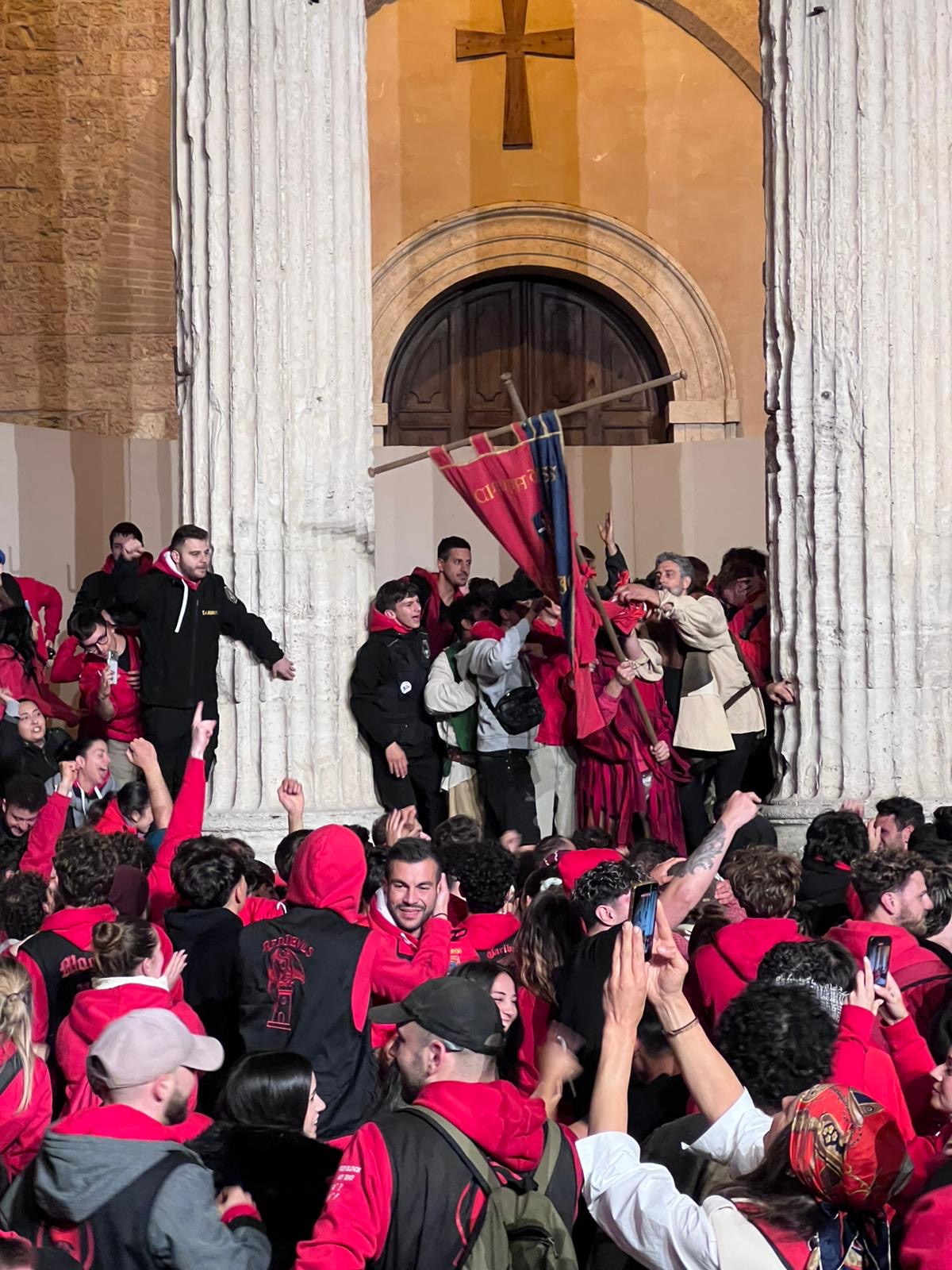 Calendimaggio di Assisi, tripudio rosso: il Palio resta alla Magnifica Parte de Sotto (foto) 34 Calendimaggio di Assisi, tripudio rosso: il Palio resta alla Magnifica Parte de Sotto (foto) 33