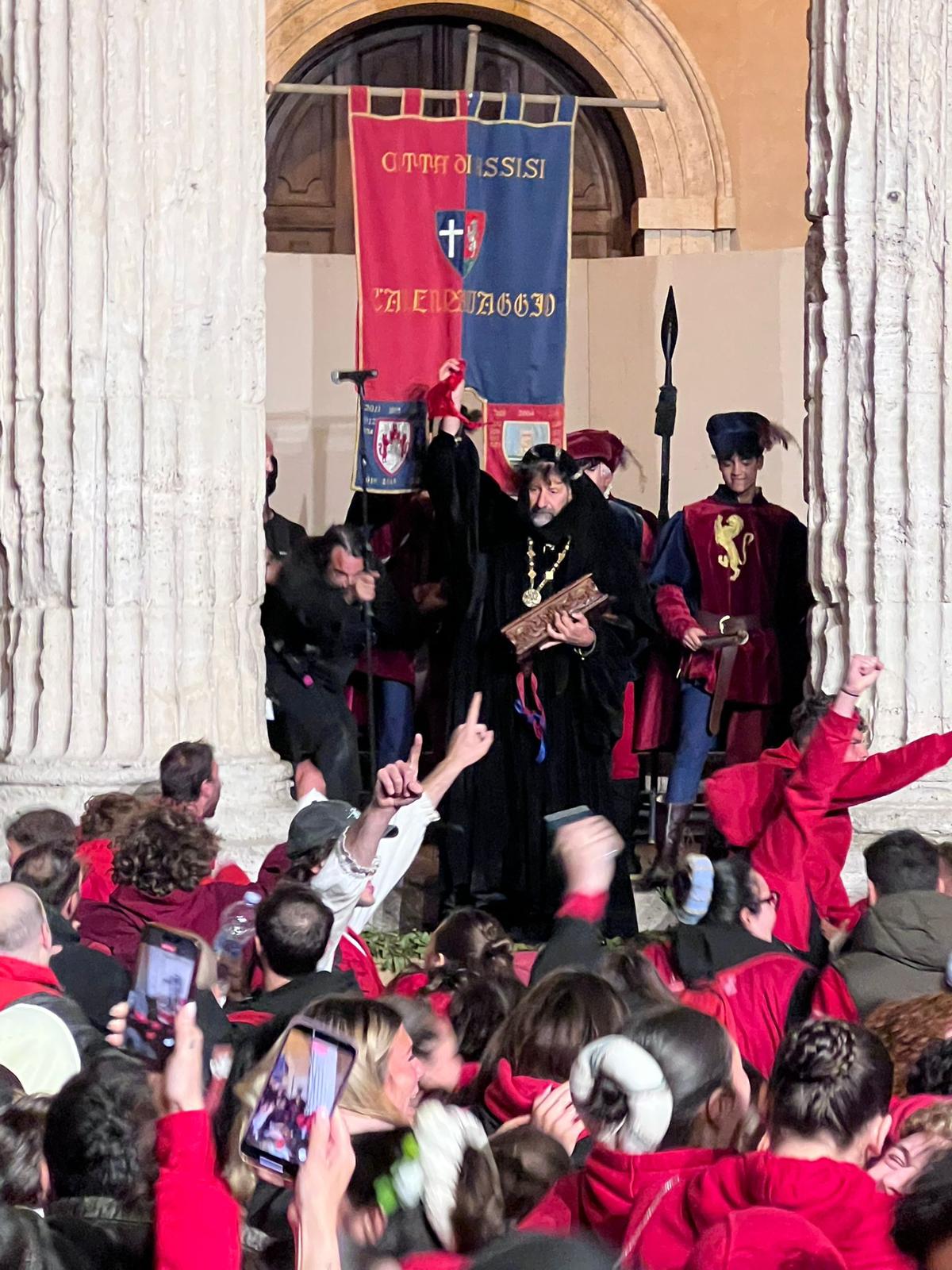 Calendimaggio di Assisi, tripudio rosso: il Palio resta alla Magnifica Parte de Sotto (foto) 16 Calendimaggio di Assisi, tripudio rosso: il Palio resta alla Magnifica Parte de Sotto (foto) 15