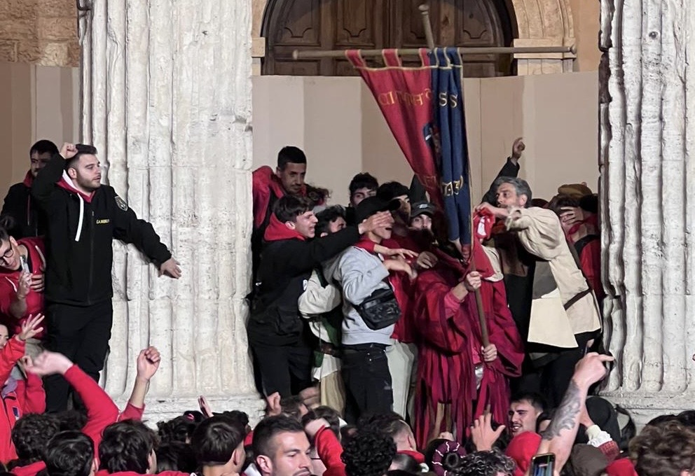 Calendimaggio di Assisi, tripudio rosso: il Palio resta alla Magnifica Parte de Sotto (foto) 18 Calendimaggio di Assisi, tripudio rosso: il Palio resta alla Magnifica Parte de Sotto (foto) 17