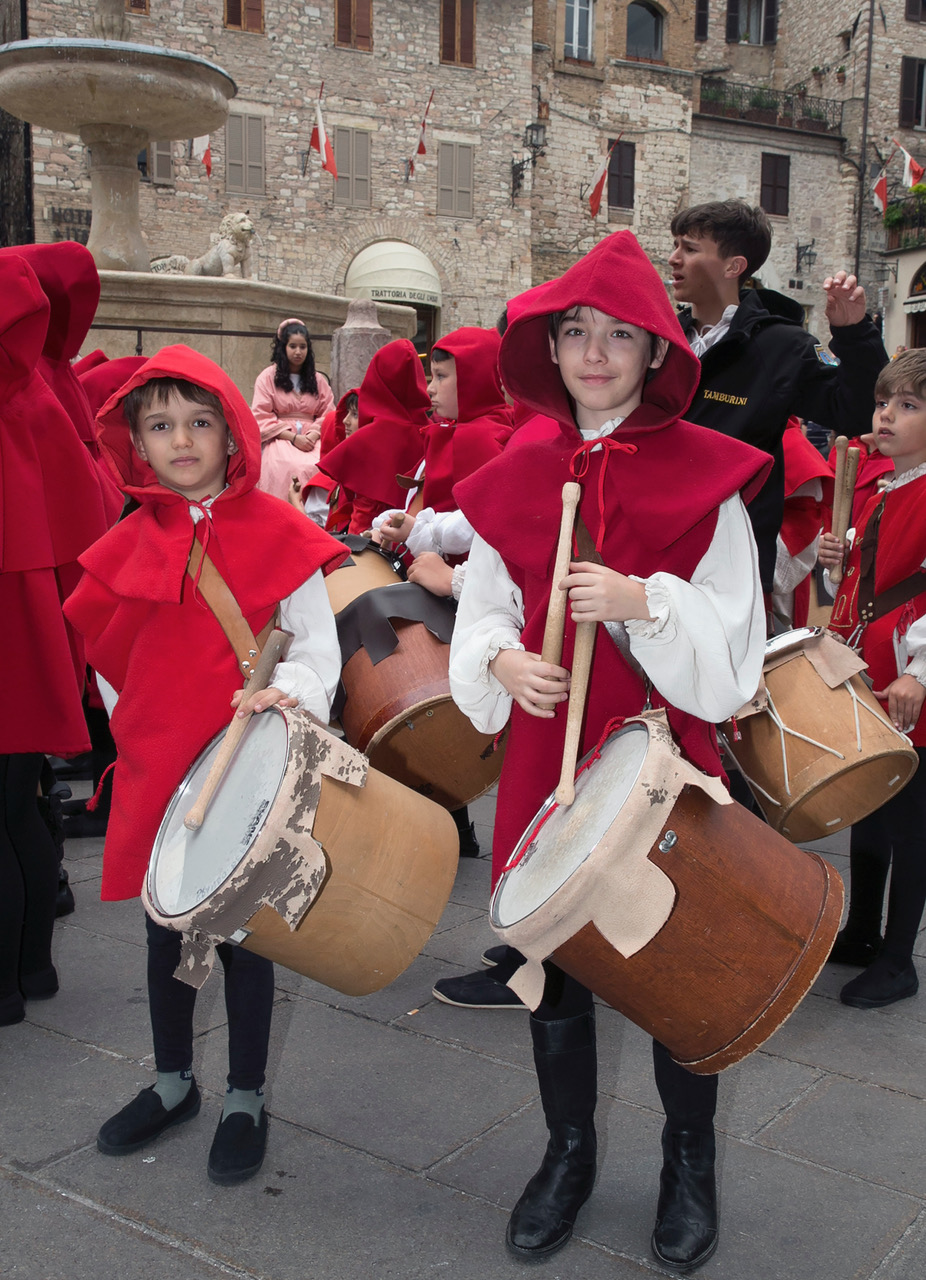 Calendimaggio dei Piccoli, ad Assisi grandi emozioni nonostante la pioggia (foto) 3