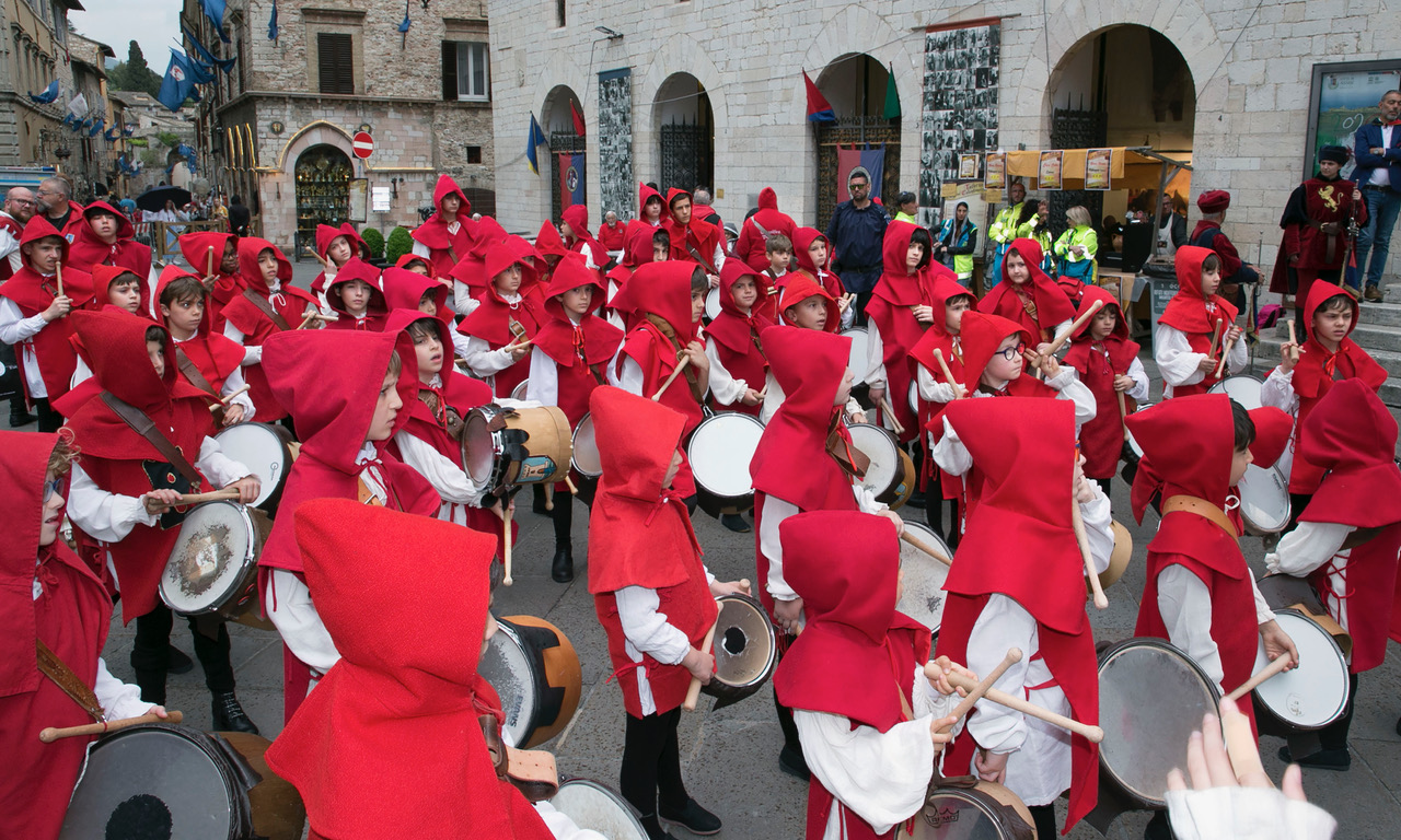 Calendimaggio dei Piccoli, ad Assisi grandi emozioni nonostante la pioggia (foto) 5