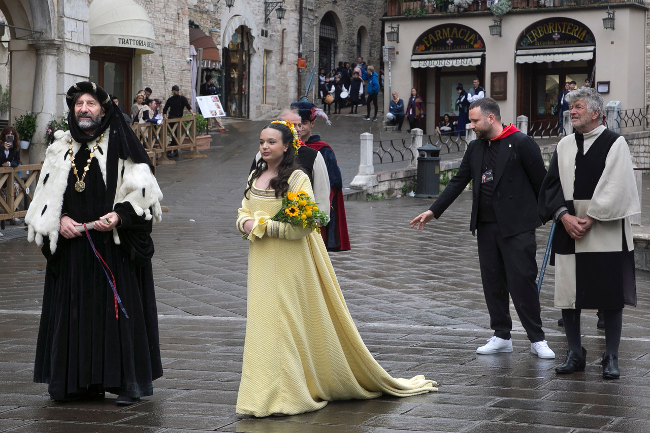Calendimaggio dei Piccoli, ad Assisi grandi emozioni nonostante la pioggia (foto) 9