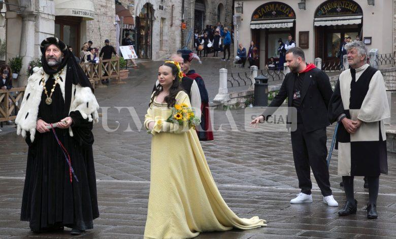 Calendimaggio dei Piccoli, ad Assisi grandi emozioni nonostante la pioggia (foto) 2 Calendimaggio dei Piccoli, ad Assisi grandi emozioni nonostante la pioggia (foto) 1