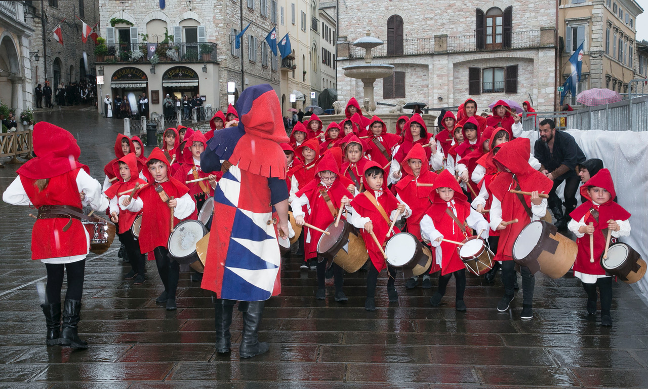 Calendimaggio dei Piccoli, ad Assisi grandi emozioni nonostante la pioggia (foto) 15