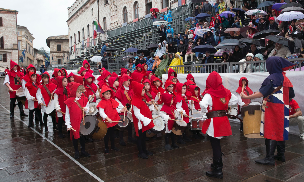 Calendimaggio dei Piccoli, ad Assisi grandi emozioni nonostante la pioggia (foto) 17