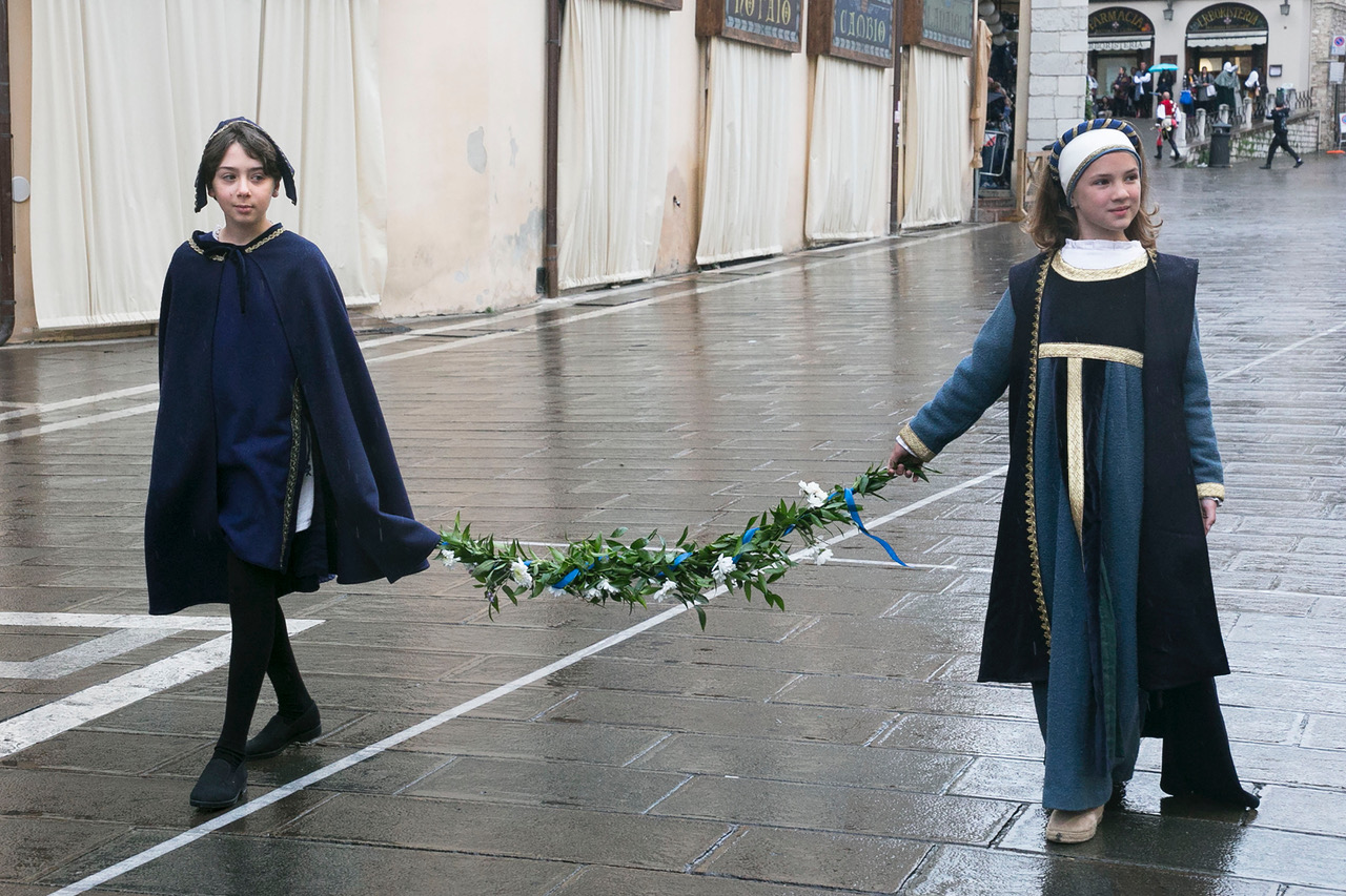 Calendimaggio dei Piccoli, ad Assisi grandi emozioni nonostante la pioggia (foto) 27