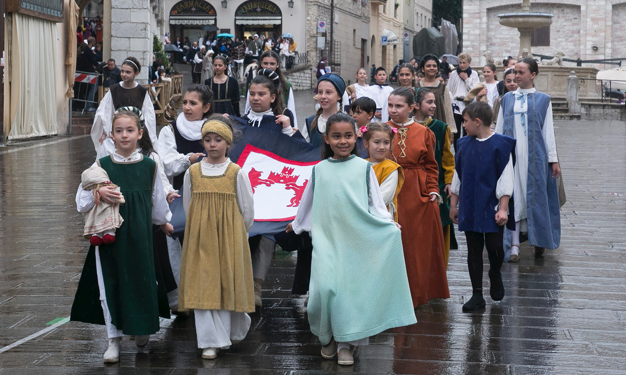 Calendimaggio dei Piccoli, ad Assisi grandi emozioni nonostante la pioggia (foto) 57