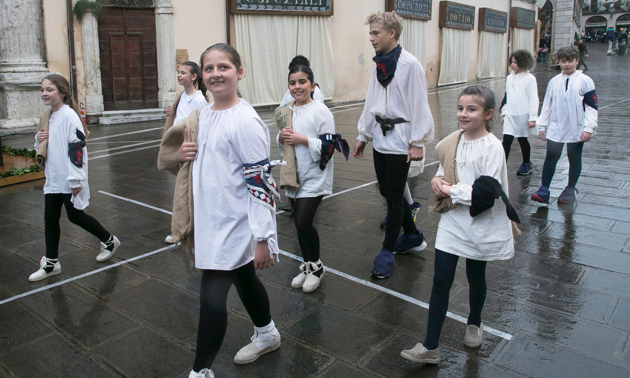Calendimaggio dei Piccoli, ad Assisi grandi emozioni nonostante la pioggia (foto) 59