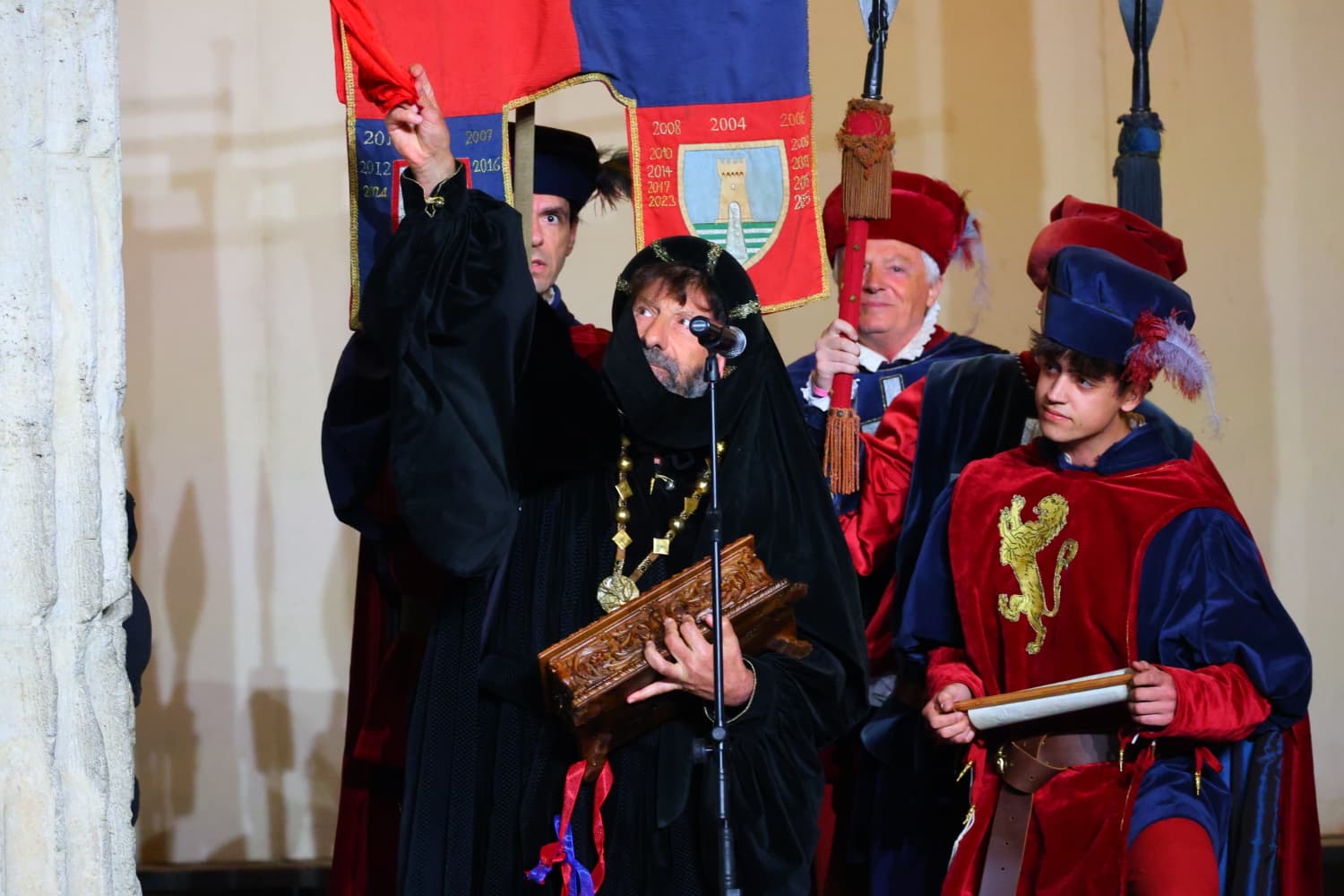Calendimaggio di Assisi, tripudio rosso: il Palio resta alla Magnifica Parte de Sotto (foto) 8 Calendimaggio di Assisi, tripudio rosso: il Palio resta alla Magnifica Parte de Sotto (foto) 7