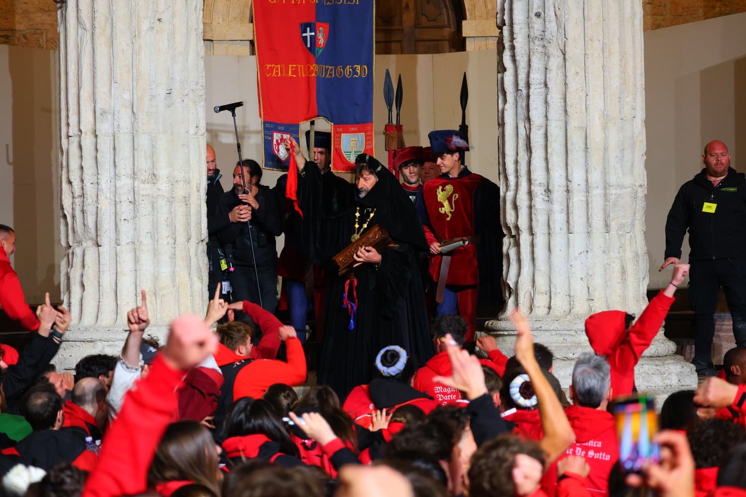Calendimaggio di Assisi, tripudio rosso: il Palio resta alla Magnifica Parte de Sotto (foto) 4 Calendimaggio di Assisi, tripudio rosso: il Palio resta alla Magnifica Parte de Sotto (foto) 3