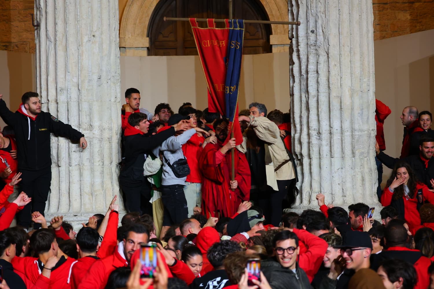 Calendimaggio di Assisi, tripudio rosso: il Palio resta alla Magnifica Parte de Sotto (foto) 14 Calendimaggio di Assisi, tripudio rosso: il Palio resta alla Magnifica Parte de Sotto (foto) 13