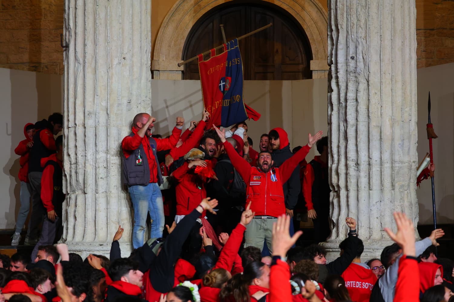 Calendimaggio di Assisi, tripudio rosso: il Palio resta alla Magnifica Parte de Sotto (foto) 12 Calendimaggio di Assisi, tripudio rosso: il Palio resta alla Magnifica Parte de Sotto (foto) 11