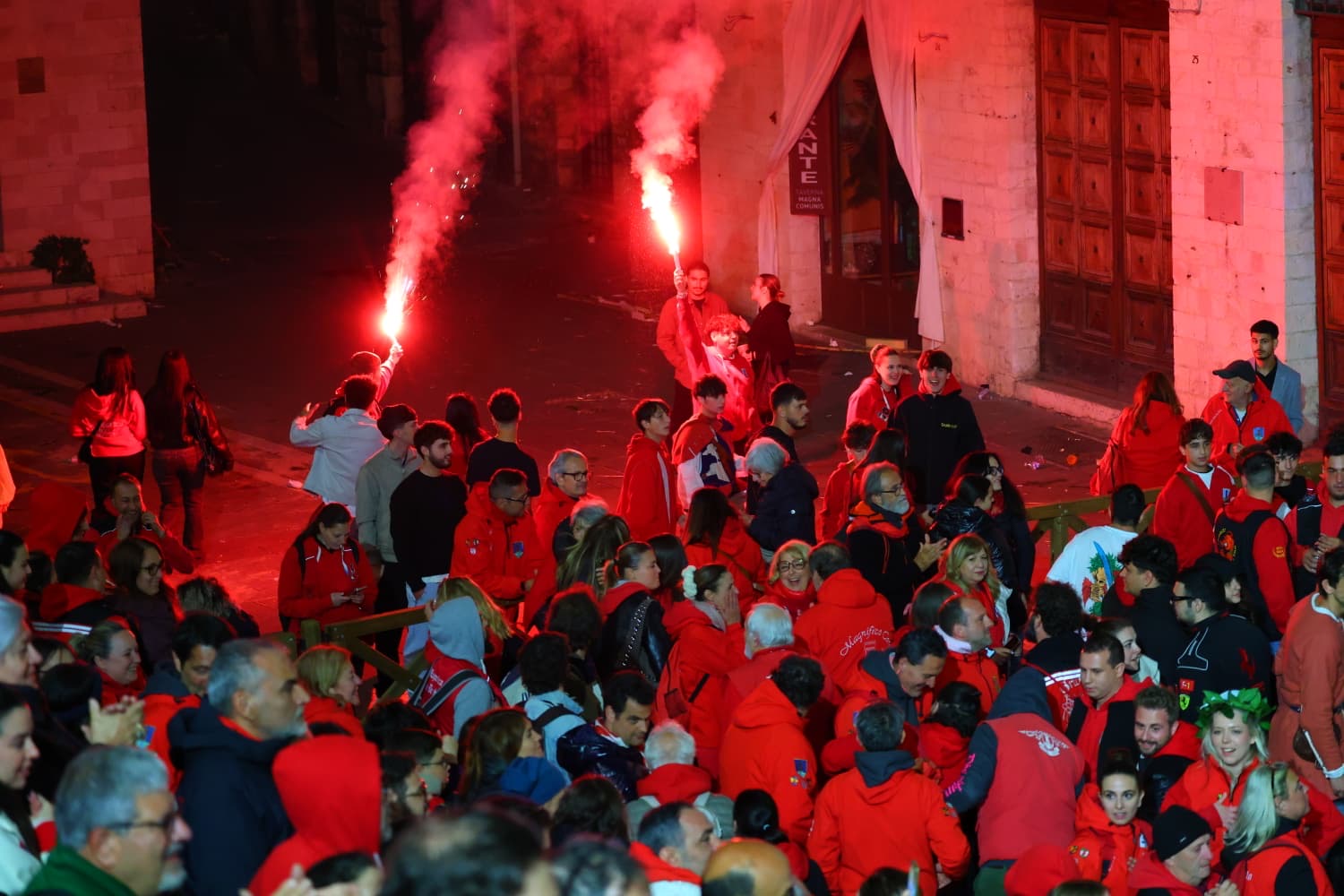 Calendimaggio di Assisi, tripudio rosso: il Palio resta alla Magnifica Parte de Sotto (foto) 10 Calendimaggio di Assisi, tripudio rosso: il Palio resta alla Magnifica Parte de Sotto (foto) 9