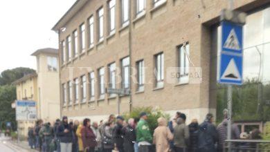 Assisi, fila sotto la pioggia per la Carta d’identità elettronica: “straordinaria” sì, ma per la pazienza dei cittadini 5