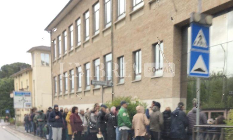 Assisi, fila sotto la pioggia per la Carta d’identità elettronica: “straordinaria” sì, ma per la pazienza dei cittadini 2 Assisi, fila sotto la pioggia per la Carta d’identità elettronica: “straordinaria” sì, ma per la pazienza dei cittadini 1