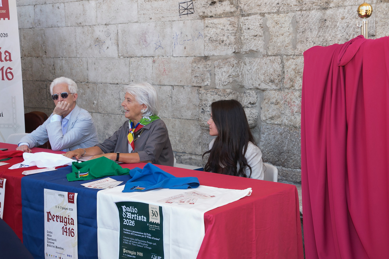 Svelato il Palio d’Artista di Perugia 1416: opera realizzata da Arianna Martorana (foto+video) 13 Svelato il Palio d’Artista di Perugia 1416: opera realizzata da Arianna Martorana (foto+video) 12