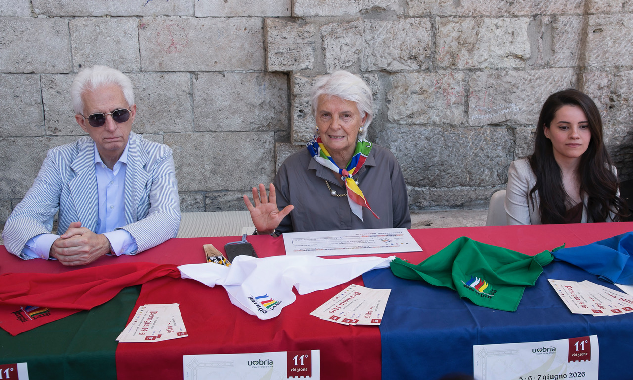 Svelato il Palio d’Artista di Perugia 1416: opera realizzata da Arianna Martorana (foto+video) 17 Svelato il Palio d’Artista di Perugia 1416: opera realizzata da Arianna Martorana (foto+video) 16
