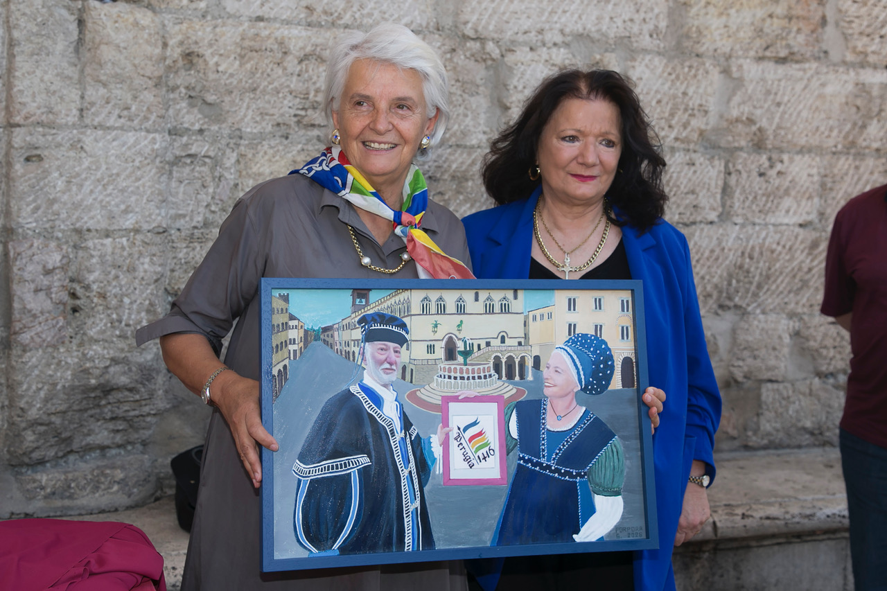 Svelato il Palio d’Artista di Perugia 1416: opera realizzata da Arianna Martorana (foto+video) 45 Svelato il Palio d’Artista di Perugia 1416: opera realizzata da Arianna Martorana (foto+video) 44