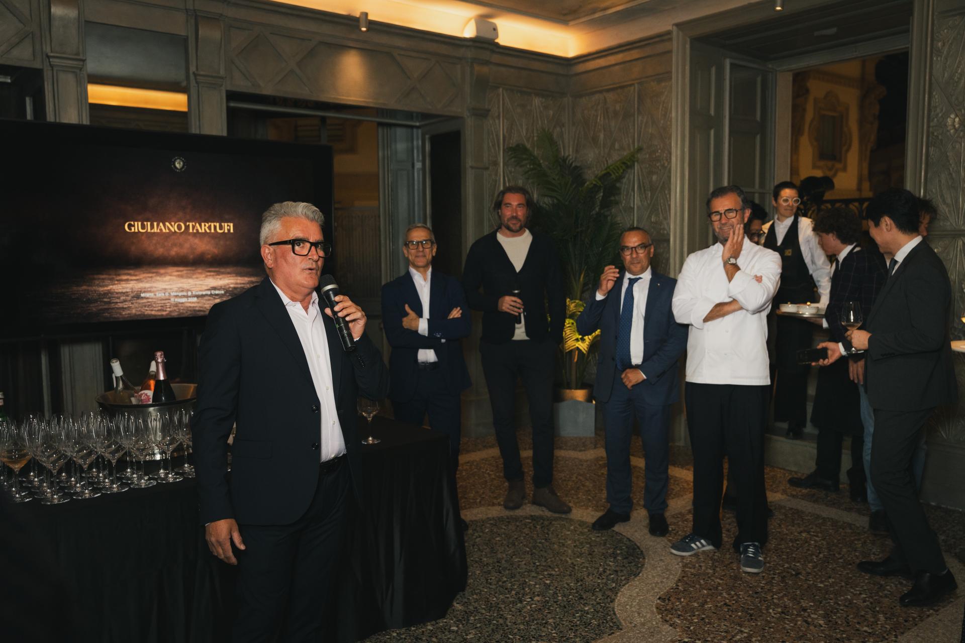 Cracco celebra il nuovo volto di Giuliano Tartufi: a Milano il debutto del rebranding dell’azienda di Pietralunga 8 Cracco celebra il nuovo volto di Giuliano Tartufi: a Milano il debutto del rebranding dell’azienda di Pietralunga 7
