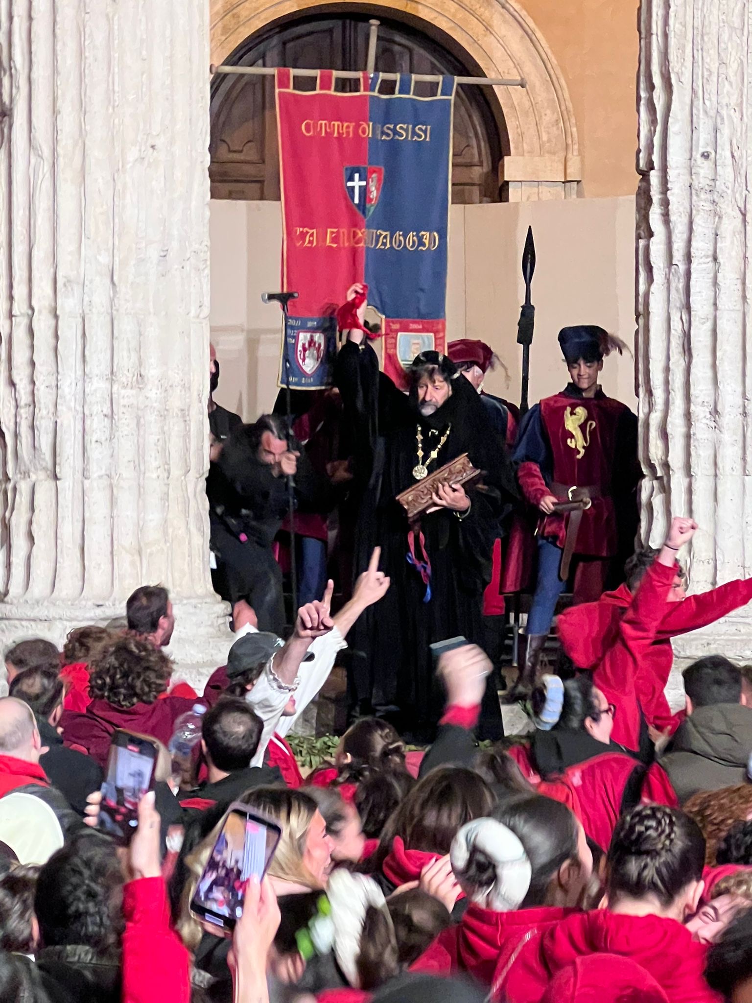 Calendimaggio di Assisi, tripudio rosso: il Palio resta alla Magnifica Parte de Sotto (foto) 44 Calendimaggio di Assisi, tripudio rosso: il Palio resta alla Magnifica Parte de Sotto (foto) 43
