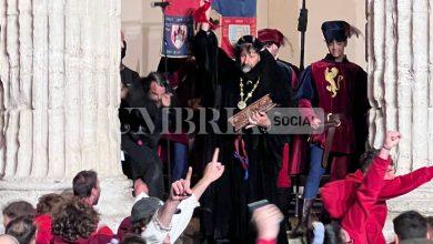 Calendimaggio di Assisi, tripudio rosso: il Palio resta alla Magnifica Parte de Sotto (foto) 6 Calendimaggio di Assisi, tripudio rosso: il Palio resta alla Magnifica Parte de Sotto (foto) 5