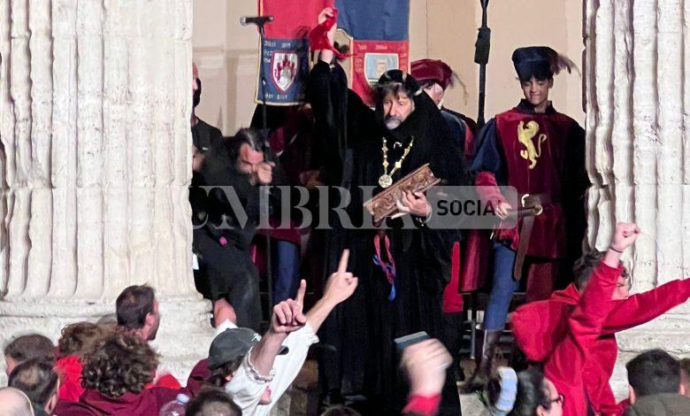 Calendimaggio di Assisi, tripudio rosso: il Palio resta alla Magnifica Parte de Sotto (foto) 2 Calendimaggio di Assisi, tripudio rosso: il Palio resta alla Magnifica Parte de Sotto (foto) 1