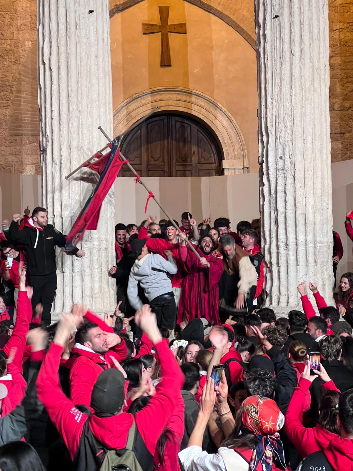 Calendimaggio di Assisi, tripudio rosso: il Palio resta alla Magnifica Parte de Sotto (foto) 26 Calendimaggio di Assisi, tripudio rosso: il Palio resta alla Magnifica Parte de Sotto (foto) 25
