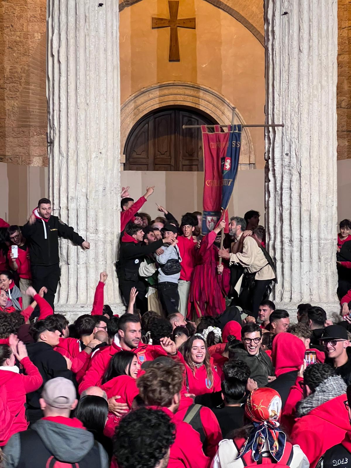 Calendimaggio di Assisi, tripudio rosso: il Palio resta alla Magnifica Parte de Sotto (foto) 32 Calendimaggio di Assisi, tripudio rosso: il Palio resta alla Magnifica Parte de Sotto (foto) 31
