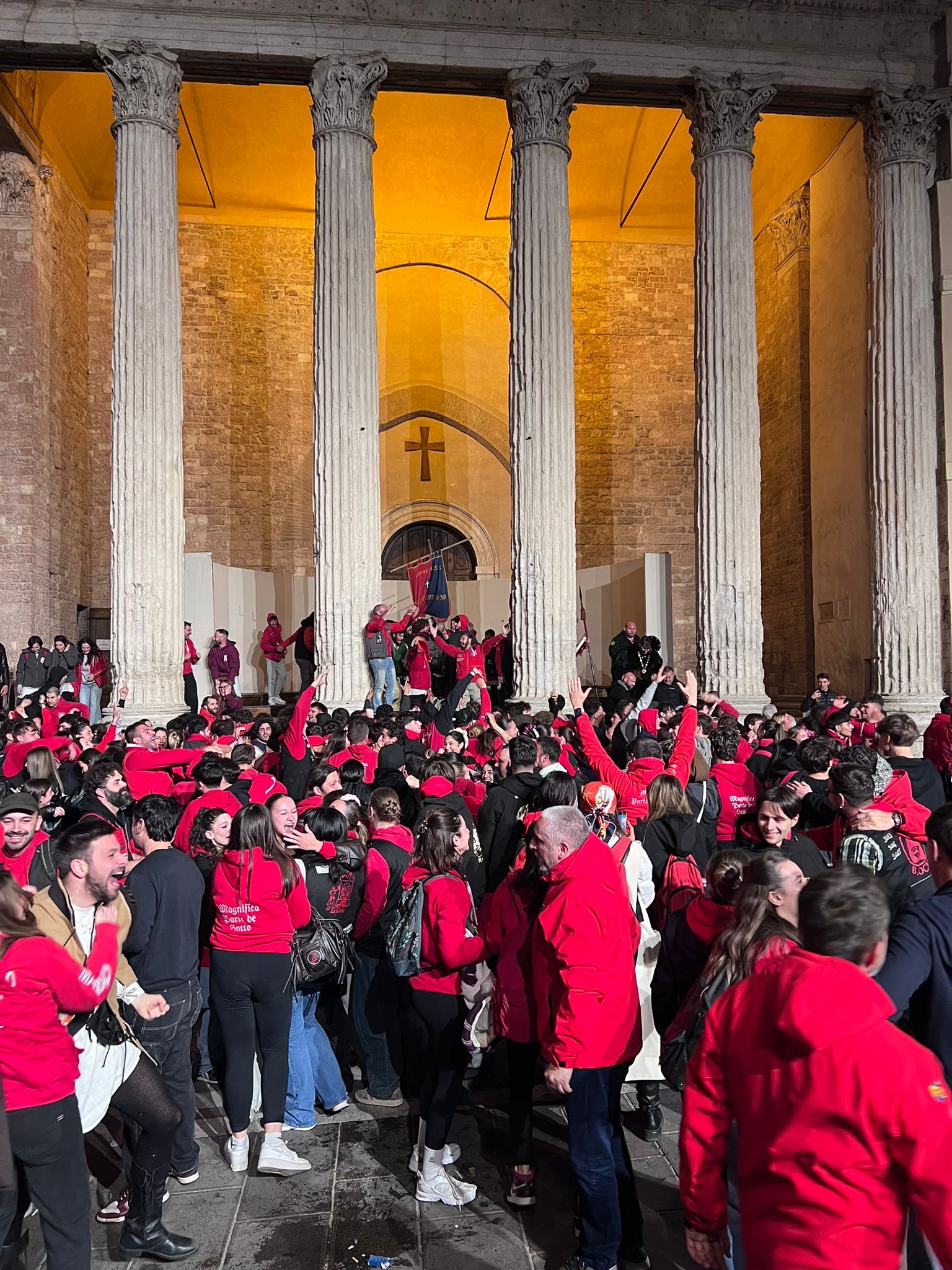 Calendimaggio di Assisi, tripudio rosso: il Palio resta alla Magnifica Parte de Sotto (foto) 28 Calendimaggio di Assisi, tripudio rosso: il Palio resta alla Magnifica Parte de Sotto (foto) 27