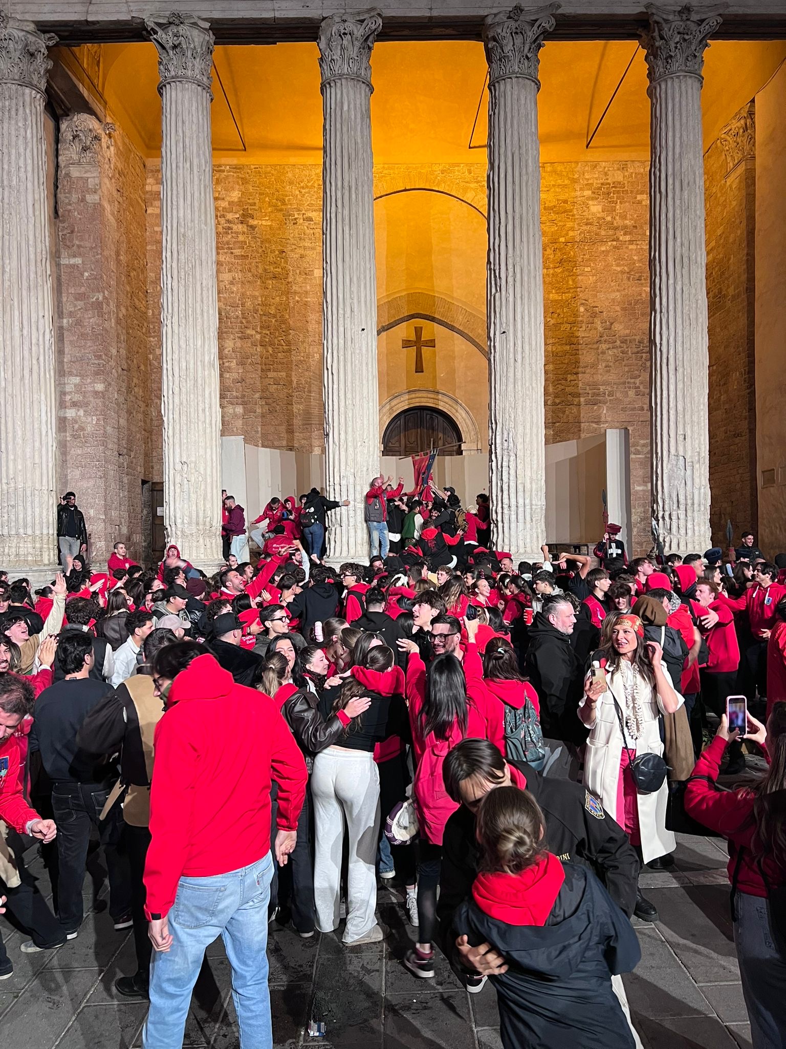 Calendimaggio di Assisi, tripudio rosso: il Palio resta alla Magnifica Parte de Sotto (foto) 36 Calendimaggio di Assisi, tripudio rosso: il Palio resta alla Magnifica Parte de Sotto (foto) 35