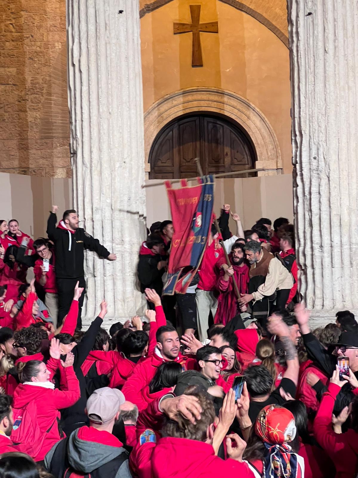 Calendimaggio di Assisi, tripudio rosso: il Palio resta alla Magnifica Parte de Sotto (foto) 38 Calendimaggio di Assisi, tripudio rosso: il Palio resta alla Magnifica Parte de Sotto (foto) 37