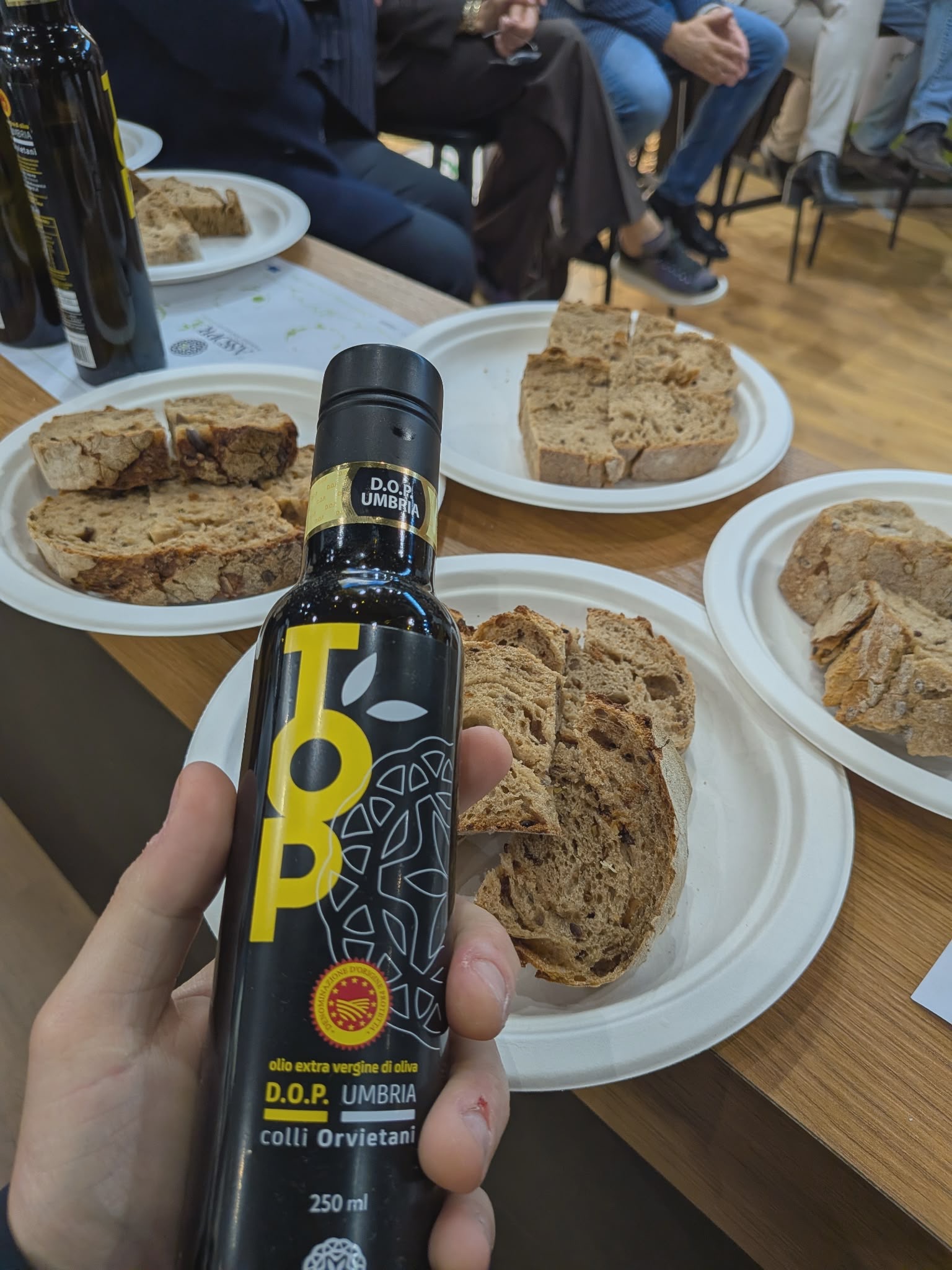 Assoprol Umbria protagonista a Milano: grande successo per la promozione dell’olio regionale 16 Assoprol Umbria protagonista a Milano: grande successo per la promozione dell’olio regionale 15