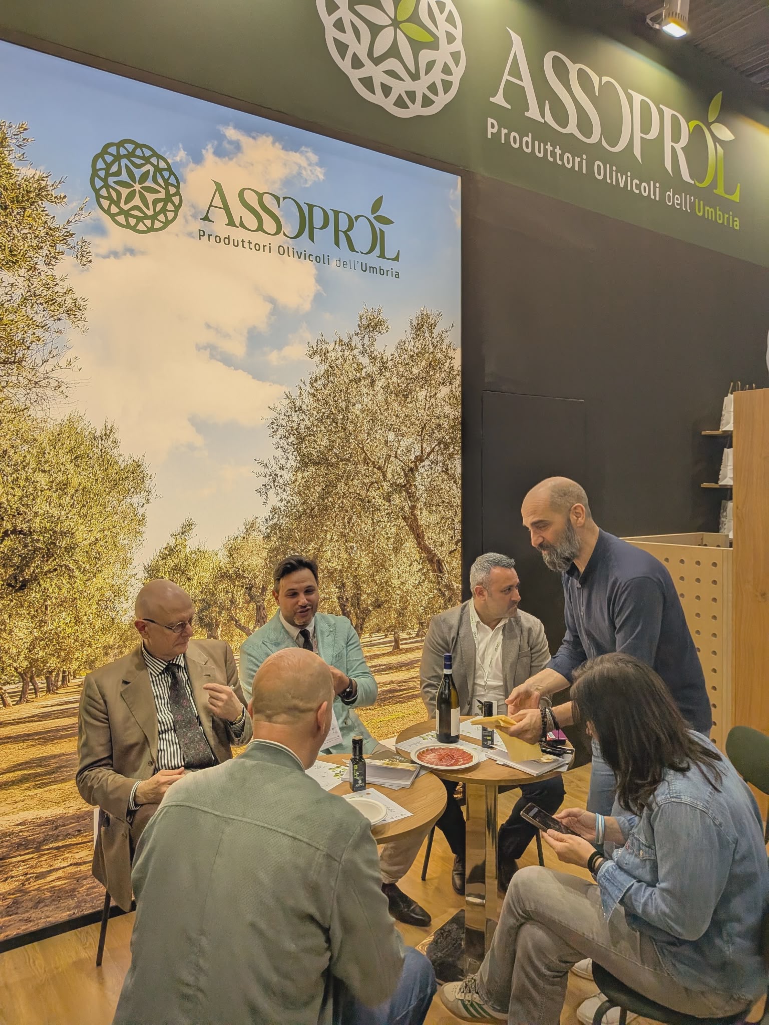 Assoprol Umbria protagonista a Milano: grande successo per la promozione dell’olio regionale 18 Assoprol Umbria protagonista a Milano: grande successo per la promozione dell’olio regionale 17
