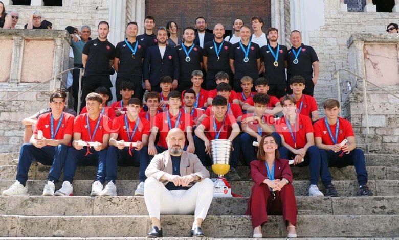 Perugia celebra i Campioni d’Italia Under 17: la Sala dei Notari accoglie i giovani biancorossi protagonisti di una pagina storica dello sport cittadino (foto) 2 Perugia celebra i Campioni d’Italia Under 17: la Sala dei Notari accoglie i giovani biancorossi protagonisti di una pagina storica dello sport cittadino (foto) 1