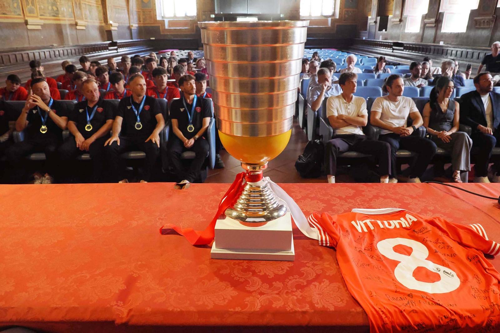 Perugia celebra i Campioni d’Italia Under 17: la Sala dei Notari accoglie i giovani biancorossi protagonisti di una pagina storica dello sport cittadino (foto) 8 Perugia celebra i Campioni d’Italia Under 17: la Sala dei Notari accoglie i giovani biancorossi protagonisti di una pagina storica dello sport cittadino (foto) 7