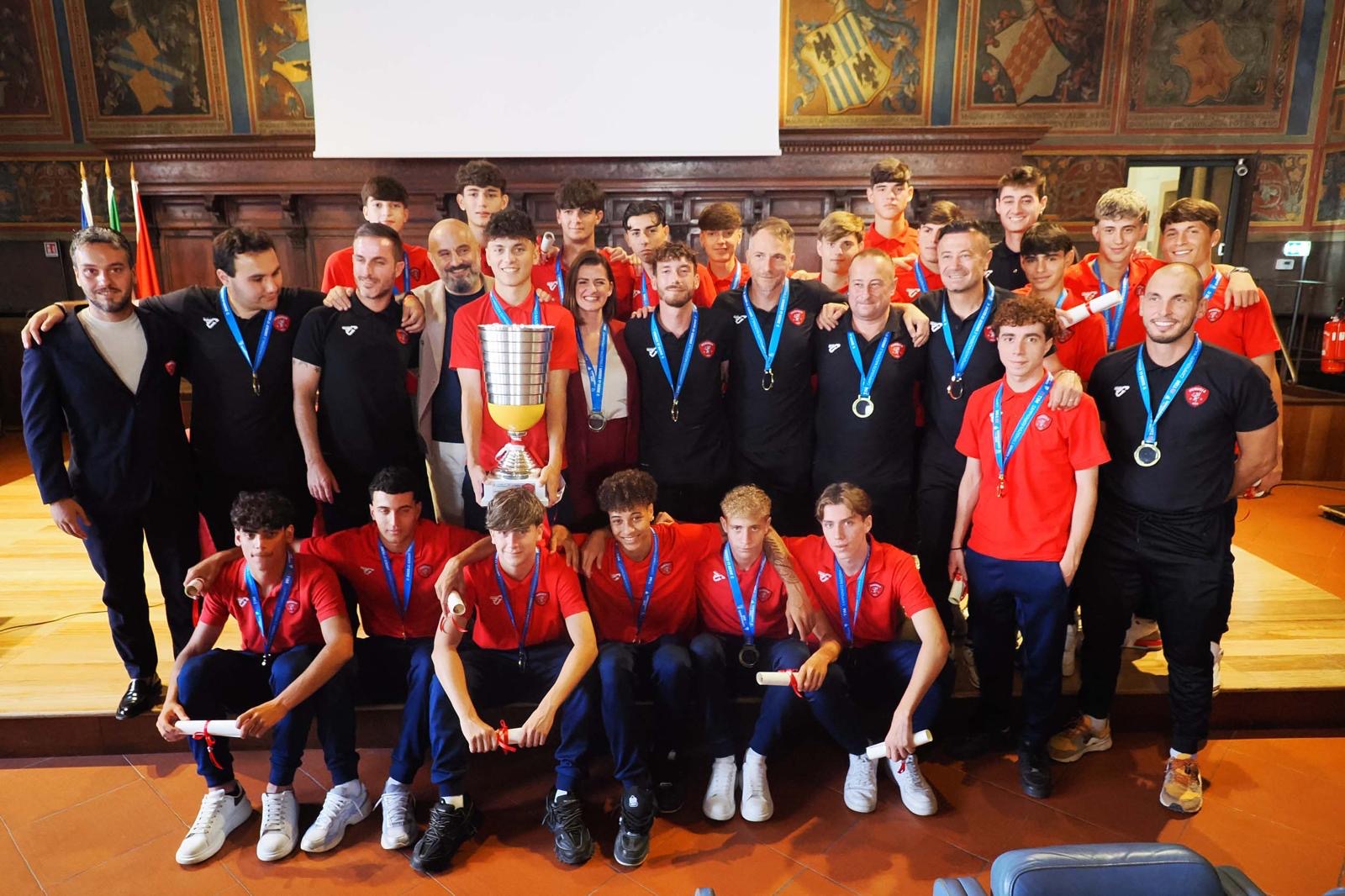 Perugia celebra i Campioni d’Italia Under 17: la Sala dei Notari accoglie i giovani biancorossi protagonisti di una pagina storica dello sport cittadino (foto) 6 Perugia celebra i Campioni d’Italia Under 17: la Sala dei Notari accoglie i giovani biancorossi protagonisti di una pagina storica dello sport cittadino (foto) 5
