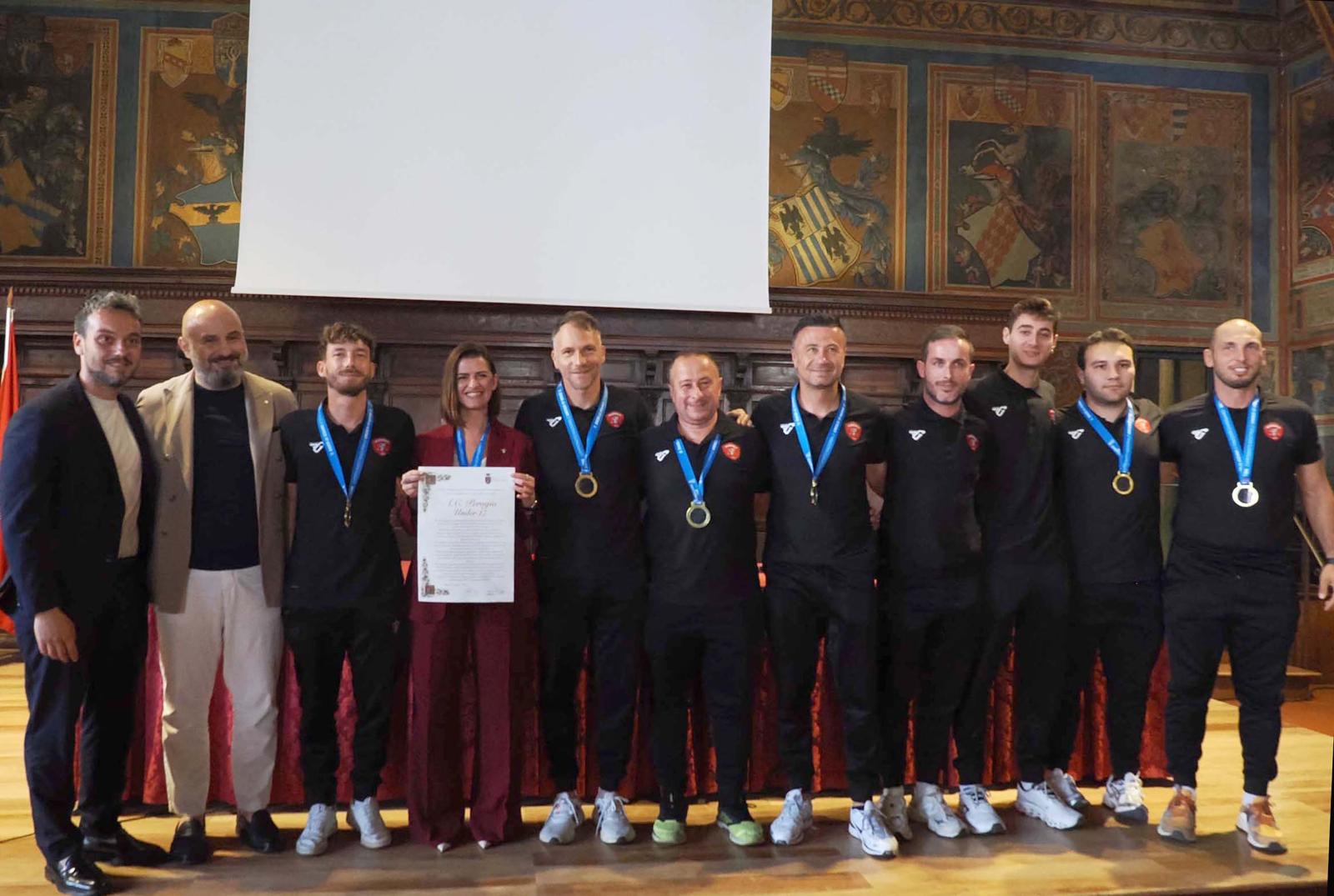 Perugia celebra i Campioni d’Italia Under 17: la Sala dei Notari accoglie i giovani biancorossi protagonisti di una pagina storica dello sport cittadino (foto) 12 Perugia celebra i Campioni d’Italia Under 17: la Sala dei Notari accoglie i giovani biancorossi protagonisti di una pagina storica dello sport cittadino (foto) 11