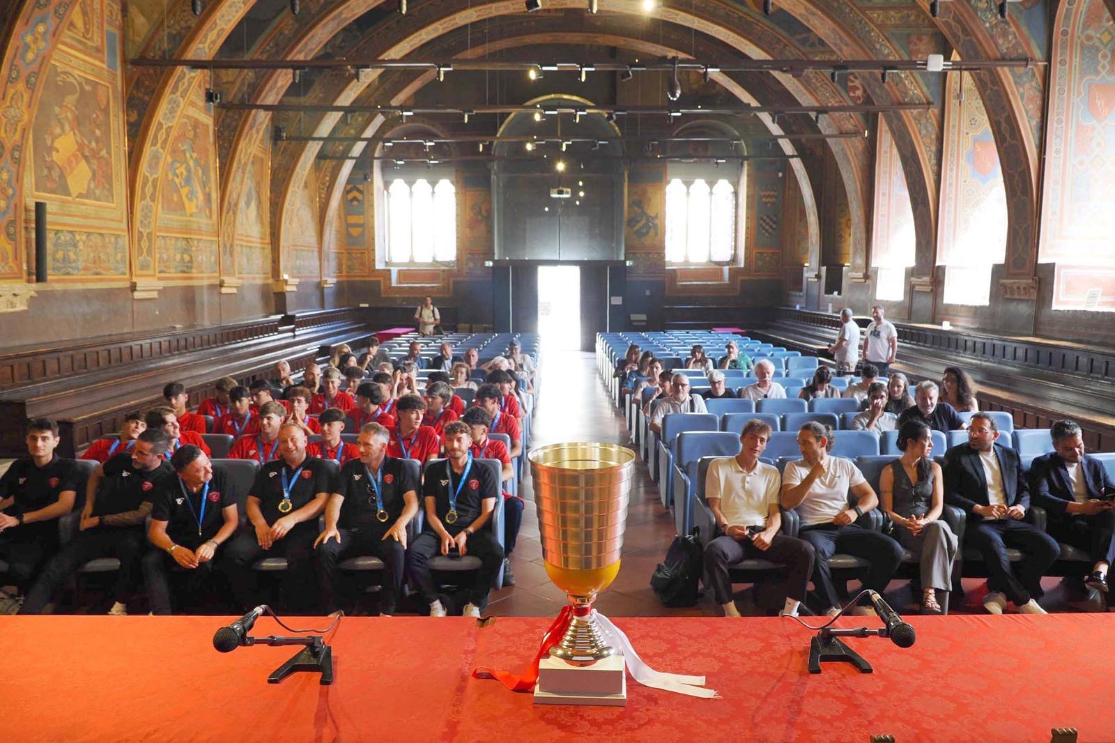 Perugia celebra i Campioni d’Italia Under 17: la Sala dei Notari accoglie i giovani biancorossi protagonisti di una pagina storica dello sport cittadino (foto) 14 Perugia celebra i Campioni d’Italia Under 17: la Sala dei Notari accoglie i giovani biancorossi protagonisti di una pagina storica dello sport cittadino (foto) 13