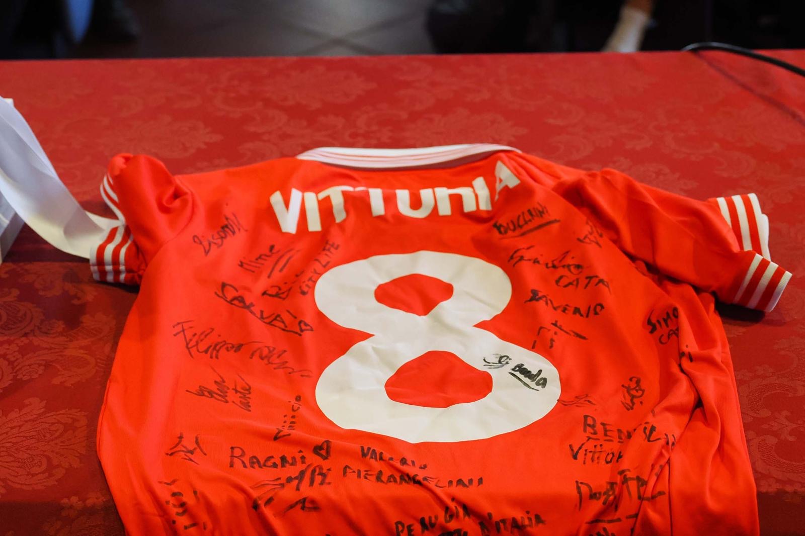 Perugia celebra i Campioni d’Italia Under 17: la Sala dei Notari accoglie i giovani biancorossi protagonisti di una pagina storica dello sport cittadino (foto) 10 Perugia celebra i Campioni d’Italia Under 17: la Sala dei Notari accoglie i giovani biancorossi protagonisti di una pagina storica dello sport cittadino (foto) 9